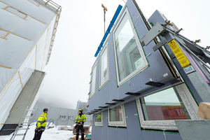  Mit dem Kran wurden die Fassadenelemente aus der Lagerbox direkt zum Einbauort gehoben. Sichtbar sind hier die mit Knauf Diamantplatten bekleideten Innenseiten und die unteren Montageplatten für die Verankerung in der Geschossdecke.  