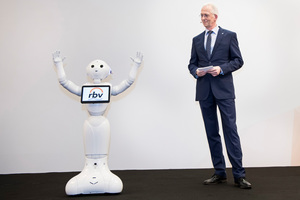  rbv-Hauptgeschäftsführer Dieter Hesselmann versicherte sich bei der Moderation der Tagung der Unterstützung durch Pepper. Der humanoide Roboter ist darauf programmiert, nicht nur Sprache aufzunehmen und darauf zu antworten, sondern auch gleichzeitig den G 