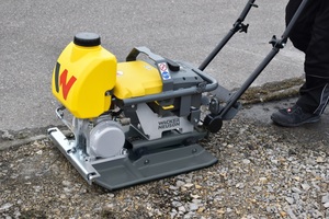  Mit der batteriebetriebenen und somit vollkommen emissionsfreien Vibrationsplatte AP1850e präsentiert Wacker Neuson auf der Intermat ein Highlight. 