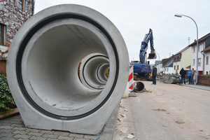  Das Stahlbetonrohrsystem „Perfect Pipe“ vom Betonwerk Müller aus Achern (hier DN 1200) verfügt über ein optimiertes Fußrohrprofil. Hierdurch erübrigt sich die sonst übliche Zwickelverfüllung. 