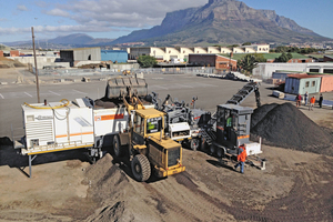  Im Ndabeni Roads and Stormwater Depot in Maitland bereitete die Wirtgen Kaltrecycling-Mischanlage KMA 200 das  bitumenstabilisierte Material (BSM) schnell und zuverlässig auf. 