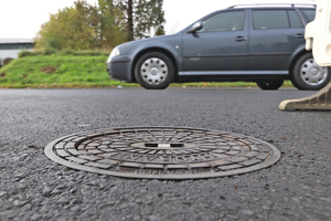  Diese Hydrantenkappe ist einseitig unter Fahrbahnniveau abgesunken und in Fahrrichtung verschoben. 