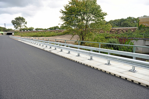  Als Entwässerungslösung für die Brückenbauwerke der Autobahn BAB A1 bei Bad Schwartau kam erstmalig die neue Aco Drain KerbDrain Bridge zur Ausführung. 