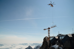  Bei schwer zugänglichem Gelände - wie hier auf der Zugspitze - entwickelt die Liebherr Tower Crane Solutions mit dem Kunden eine Sonderlösung für die Montage. 