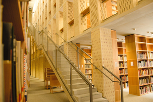  Im Innern des Philosophikums erheben sich beeindruckende Freitreppen über vier Stockwerke. Die Anmutung eines Bibliotheks-regals spiegelt sich sowohl im Innern als auch außen wider. 