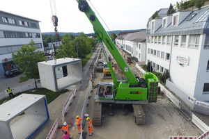  Höchste Flexibilität auf engestem Raum mit hoher Traglast: Mit dem Sennebogen 120 t Raupentelekran baut Gollwitzer aus 30 t schweren Betonelementen einen unterirdischen Stauraumkanal. 