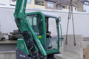  Der Takeuchi Hüllkreisbagger TB 138 FR kann seine Kraft auch auf engstem Raum einsetzen. 