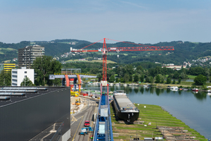  Ein Wolff 7532.16 cross unterstützt die ÖSWAG Werft Linz bei der Schiffswartung an Land. Auf Schienen montiert kann er flexibel agieren. 