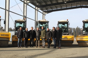  Bei der Walzenübergabe: Thomas Brosy (Leiter Vertrieb Zentraleuropa, Hamm), Ralf Schmidt (Geschäftsführender Gesellschafter Leonhard Weiss), Rainer Bartsch (Produktmanager Erdbau Hamm), Norbert Rosenbaum (Vertriebsmanager Wirtgen Augsburg), Jürgen Voß (Le 