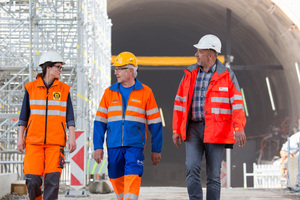  Nicole Kölbener, Bauführerin bei Marti Tunnelbau mit René Bolliger, Leiter Untertagebau DACH bei BASF und Fabien Cerf, Verkaufsleiter Genf bei Holcim Schweiz vor dem „Tunnel de Champel“ in Genf, Schweiz.  