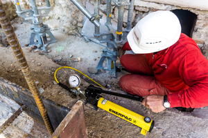  Die mobile Hydraulikeinheit ermöglichte das kontrollierte Be- und Entlasten der Peri Up Schwerlaststütze HD.  