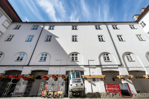  Die bauprovisorische Arkadenabfangung am vierstöckigen Westflügel des Günzburger Stadtschlosses erlaubte den Austausch der Fundamente unterhalb der Pfeiler. 