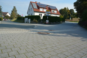  2017: Die Verkehrsbelastung in diesem Bereich (Zufahrt zur Schule und zur Sportanlage) hat dem Pflaster in den letzten 6 Jahren nichts anhaben können.  