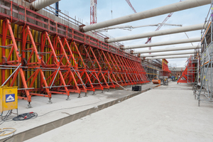  Beim Bau der Moselschleuse Trier wurden innerhalb von knapp 1,5 Jahren Bauzeit rund 45.000 m³ Beton verarbeitet. 