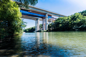  Spektakuläres Projekt: Basis des erfolgreichen Abbruchs waren die erstmals in dieser Stärke konzipierten und eingesetzten Hauptträger des Vorschubgerüstes, die aus dem von Thyssenkrupp Infrastructure entwickelten modularen Trägersystem HV21 bestehen. 