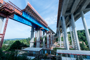  Nach der Eröffnung der neuen Lahntalbrücke im Dezember 2016 begannen die Abbrucharbeiten am alten Bauwerk (links). 