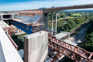  Bei den Abbrucharbeiten hatte die Sicherung der unter der Brücke liegenden Infrastruktur, bestehend aus Wasser, Bahn, Straße, oberste Priorität. 