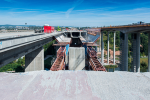  Weltweit einmalig: Erstmals wurde eine Brücke in Aufbaurichtung und nicht – wie herkömmlich – entgegen der Aufbaurichtung feldweise abgebrochen. 