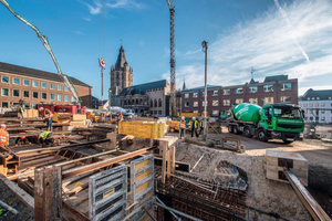  Das Jüdische Museum MiQua wird als schützende Hülle über die Archäologische Zone gebaut. Es hält sich an historische Baukonturen und füllt die städtebauliche Lücke, die hier durch den Zweiten Weltkrieg entstanden ist. 