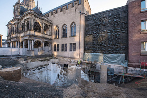  Die römischen und mittelalterlichen Mauerreste sind im unterirdischen Bereich des Museums zu besichtigen. Die Bohrpfähle wurden denkmalschonend verortet, wie das virtuelle Befundmodell der Archäologischen Zone in Köln zeigt. 