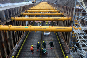  Für die Absicherung der Baustelle wurde eine Kombination aus 15 m langen Stahlspundbohlen mit konventionellen Stahlgurtungen und 100 Groundforce-Hydrauliksteifen vom Typ MP150 mit einer maximalen Lastaufnahme von rund 150 t gewählt. 