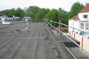  Die Sifatec Absturzsicherung ist als DGUV-zertifiziertes Arbeitsgerüst bis 40 Meter über Gelände und als Seitenschutz bis 100 Meter über Gelände geprüft. 