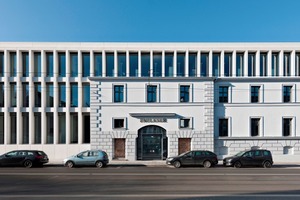  Als optische Klammer zwischen altem und neuem Gebäudeteil dient eine tragende Fassade aus Dyckerhoff Weiss. 