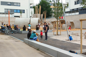  Der Spielplatz wurde im Juli eröffnet und von den Kindern begeistert in Beschlag genommen.  