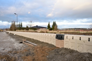  Aco Drain Kerb Drain: ein aus einem Stück gefertigter Polymerbetonrandstein, der zugleich Entwässerungsrinne ist. Das Besondere an dem Bauteil ist seine Doppelfunktion. 