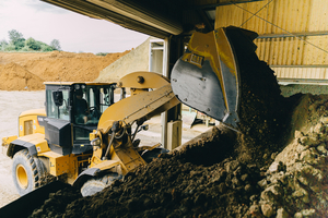  Gutes Beispiel für nachhaltiges Wirtschaften: Beim Hausbau fallen oft große Mengen Erde an, die aufwendig entsorgt werden müssen. Leipfinger-Bader nutzt solche Aushübe oft als zusätzliche Ressource für die Ziegelproduktion.  