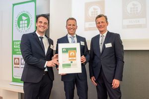  CSC - ein Wertesystem der neuen Generation:  BTB-Hauptgeschäftsführer Dr. Olaf Aßbrock überreichte das CSC-Zertifikat an Dr. Markus Pfeuffer (Mitte), Mitglied der Geschäftsführung, Heidelberger Beton GmbH und Matthias Elser (li.), Technischer Betriebsleit 