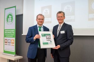  Dr. Christian Artelt (links), Senior Manager Sustainable Construction bei HeidelbergCement, nahm die Auszeichnung für die deutschen Zementwerke der HeidelbergCement AG stellvertretend entgegen. Überreicht wurde das CSC-Zertifikat in Silber von BTB-Hauptge 