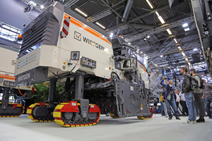  Die Weltpremiere der Wirtgen Kompaktfräse W 150 CFi mit neuem 1.800 mm Fräsaggregat war in Paris der Eyecatcher unter den  Wirtgen Exponaten. Hohe Produktivität, flexibler und wirtschaftlicher Einsatz und einfacher Transport machen die Maschine zur ideale 