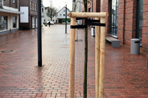  Zum Schutz der neu gepflanzten Jungbäume im Umfeld der Heider-Marktpassage entschieden die Planer Aco Baumschutzroste einzusetzen. Das Baukastensystem Wotan ermöglicht verschiedene Variationen in Form und Größe.  