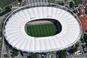  Pünktlich zum Bundesliga-Start der Saison 2017/2018 erstrahlte die Mercedes-Benz Arena in Stuttgart mit erneuerter Korrosionsschutz-Beschichtung der Stahlträger und neuem Dach. 