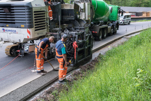  Bankettbetoneinbau mit dem Offset-Gleitschalungsfertiger. 