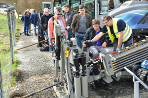  Die Besucher der ?Hands on Days" konnten im wörtlichen Sinn Hand an die Maschinetechnik legen und lernen so die Funktionsweise der No-Dig-Systeme im praktischen Einsatz kennen. 