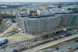  Durch den cleveren Einsatz von ca. 18.000 Quadratmetern Doppelwand und 35.000 Quadratmetern Elementdecke kann die geplante Bauzeit erheblich verkürzt werden. 