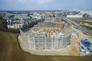  Im Südosten von München entsteht ein barrierefreies Wohnquartier mit 337 Wohneinheiten, einer Kinderkrippe, einem Gemeinschaftsraum, zwei Tiefgaragen und ca. 40.000 m2 Grünfläche. 