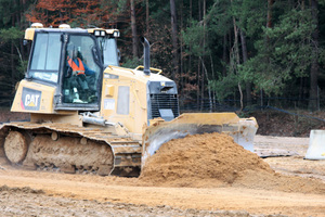  Der Dozer nutzt eine ab Werk vollintegrierte 3D-Steuerung, die sowohl bei schweren Abschiebearbeiten als auch beim Feinplanieren Genauigkeit und Produktivität verbessert.  