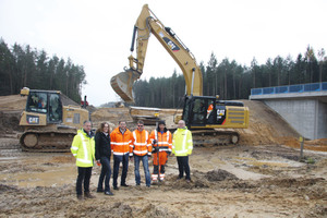  Barbara und Andreas Dankerl (2.v.l., 3.v.r.) arbeiten mit Cat-Baumaschinen, die Franz Bösl (r.) und Xaver Mückl (l.) lieferten. Der Bagger arbeitet mit einer 3D-Steuerung von Sitech, die Thomas Reil (3.v.l.) stellte. 2.v.r.: Polier Josef Heigl. 