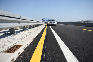  Die neue Linienentwässerung Aco Drain KerbDrain Bridge liegt als Teil der Brückenkappe außerhalb der Fahrbahn. So leistet sie auch bei der Verkehrsführung im Baustellen- und Wartungsbetrieb, selbst unter Ausnutzung der Verkehrsfläche bis an den Bordstein, eine sichere Entwässerung. 