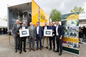  Übergabe der neuen UV-Aushärteanlage an die Rotech Srl auf der IFAT: Mit dabei waren Christian Noll, Vorstand Relineeurope AG und Markus Brechwald als GF der D&S Rohrsanierung, daneben der geschäftsführende D&S-GeselFoto: Diringer & Scheidel Rohrsanierung 