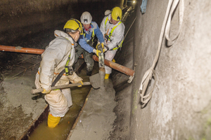  Zu beiden Seiten der Trockenwetterrinne werden die Bermen aus Beton profiliert. 