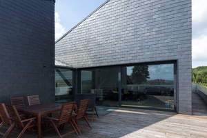  Die großzügige Terrasse ist unter dem Holzboden als robustes Flachdach ausgebildet. 