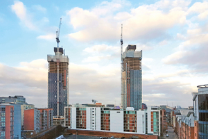  Zwei der vier geplanten Apartment­Türme am River Medlock, dazwischen viel Grünflächen für ein modernes Wohnkonzept mitten in der City von Manchester auf einem Areal von insgesamt 183.000 m². 