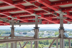  Speziell für den Einsatz an den Bavaria Towers hat Hünnebeck einen Sonderkopf entwickelt, der die Topmax Stahlrahmentische in der gewünschten Schräglage mit der Gass-Unterstützung verbindet. 