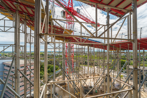  Die Unterstellung der über 9 m hohen Dachebene erfolgte mit dem leichten, leistungsfähigen Unterstützungssystem Gass – ein Baukastensystem aus belastbaren Aluminiumbauteilen. 