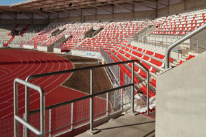 Die neuen Sitze des Stadions sind wahlweise weiß oder rot. 