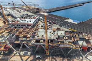  Beim Bau des neuen Terminalgebäudes im Hafen von Gazenica ermöglichte die optimal aufeinander abgestimmte Peri-Schalungs- und Gerüstlösung einen schnellen und ungestörten Baufortschritt. 